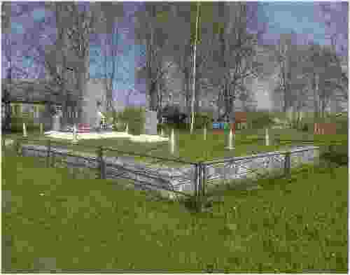 Братская могила советских воинов, погибших в боях с фашистами, 1941-1943 г.